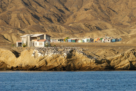 un-groupe-de-maisons-situees-au-sommet-dune-montagne-a-cote-dun-plan-deau-Kc84neVBgKg
