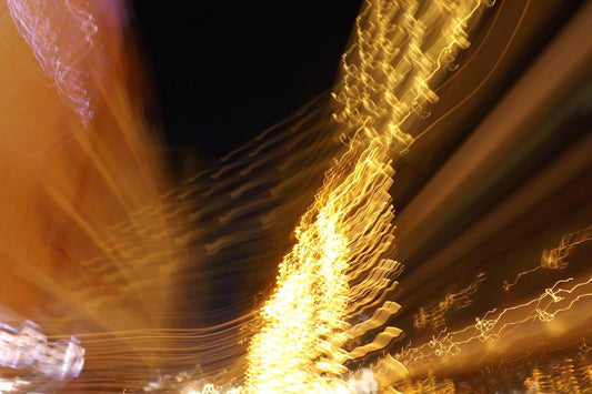 une-photo-floue-dune-rue-la-nuit-7flJpVD4EZ8