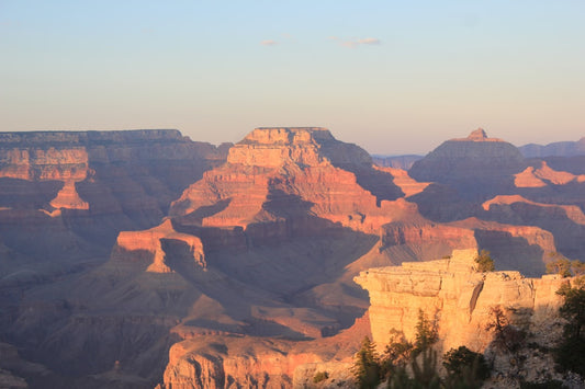 le-grand-canyon-au-lever-du-soleil-est-un-spectacle-majestueux-WL1XYqHuW_o