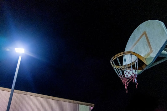 panier-de-basket-eclaire-par-un-lampadaire-brillant-la-nuit-HlDnQtgH0Bw
