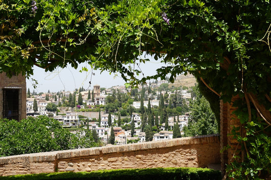 une-vue-luxuriante-sur-une-ville-espagnole-HGDXvfPPF8c