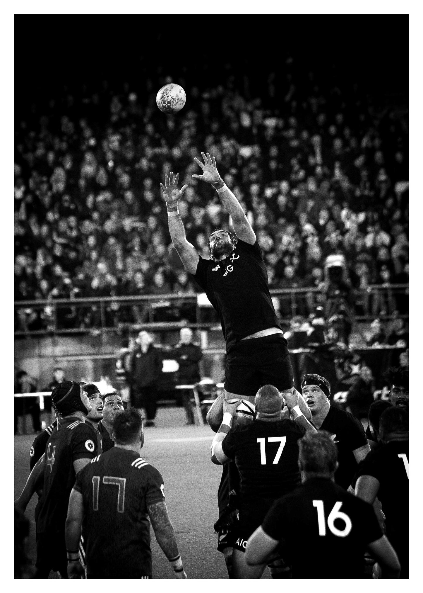 Affiche Rugby Noir et Blanc - Élan et Intensité