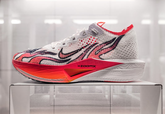 une-paire-de-chaussures-exposee-dans-une-vitrine-wB7d407CPjU