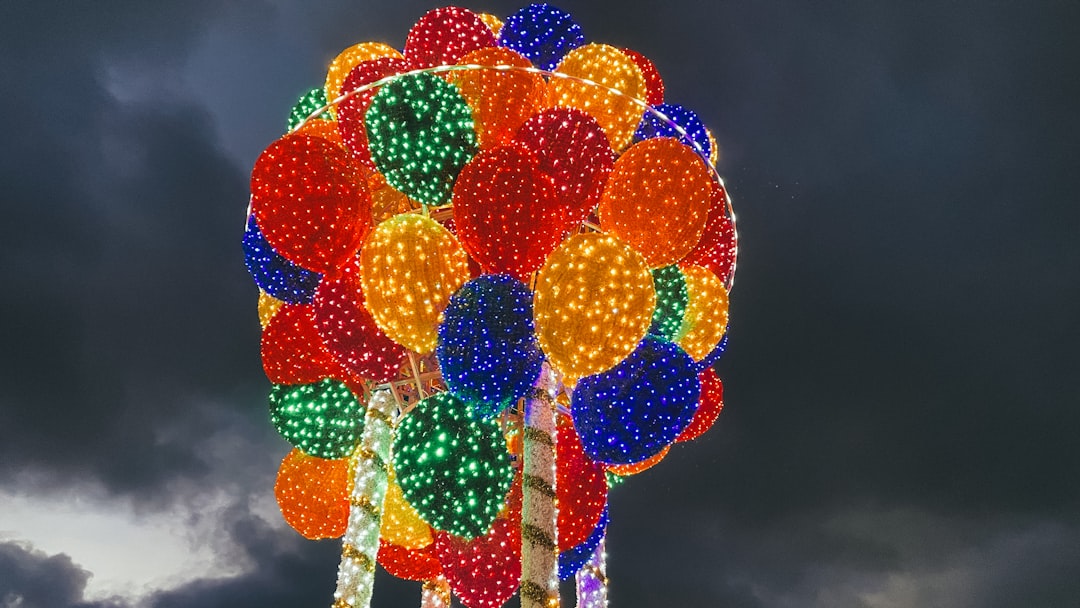 une-exposition-coloree-de-ballons-par-temps-nuageux-qeZhAJZG_vo