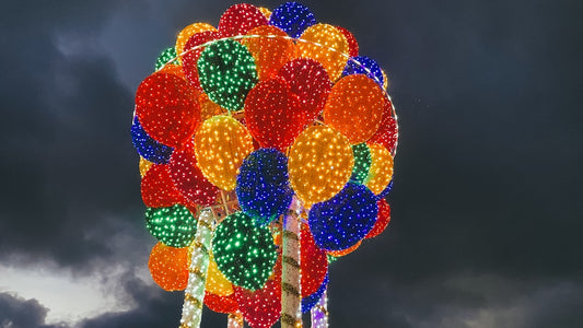 une-exposition-coloree-de-ballons-par-temps-nuageux-qeZhAJZG_vo