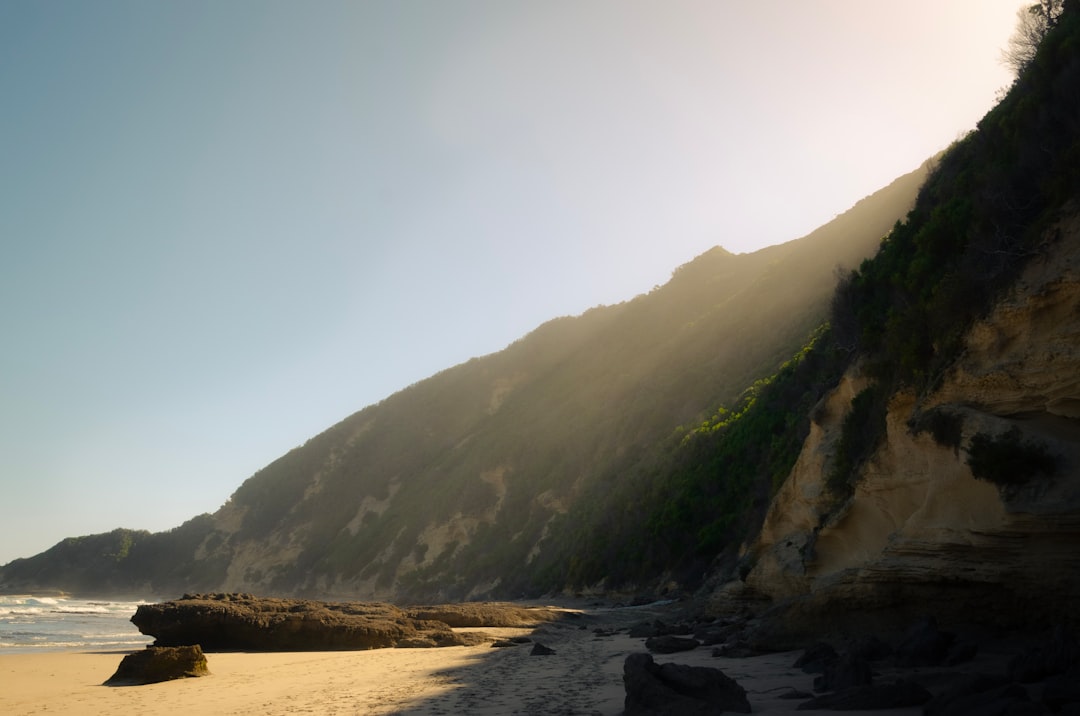 le-soleil-brille-sur-une-plage-de-sable-Fs2Vdfbpnbc