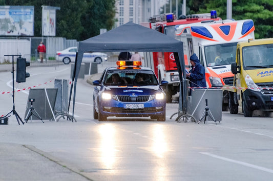 une-voiture-de-police-roulant-dans-une-rue-de-la-ville-rZ2u4sljn6E