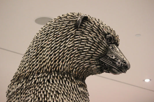 une-sculpture-dours-faite-de-carres-noirs-et-blancs-zqSf7H2LaQM