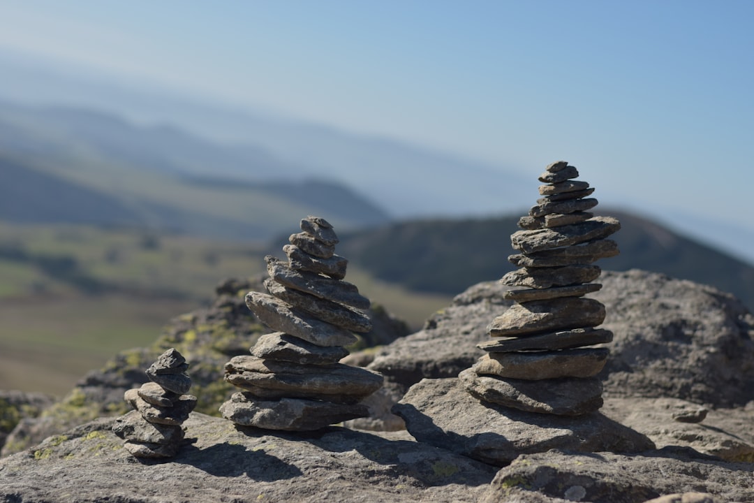 un-tas-de-rochers-au-sommet-dune-montagne-HwQjBOTmmww