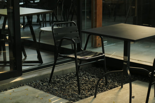 une-table-et-deux-chaises-dans-une-piece-71gay2XQXF4