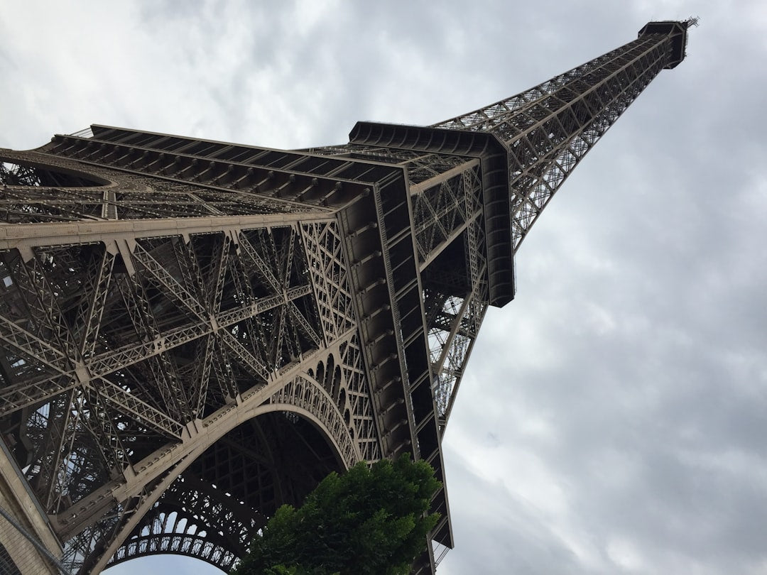 la-vue-de-la-tour-eiffel-den-bas-PJYbC8cO-B4