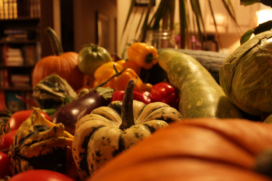 un-tas-de-legumes-pose-sur-une-table-pGBjhGKyToo