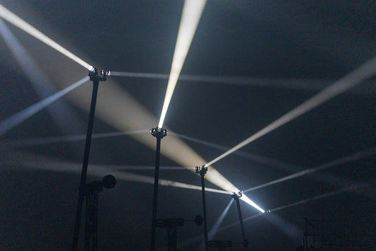 un-groupe-de-lumieres-qui-sont-sur-un-poteau-wSYnFNPm3Ro