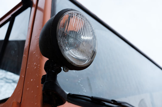 un-gros-plan-du-phare-dun-camion-G5xErJRpptY