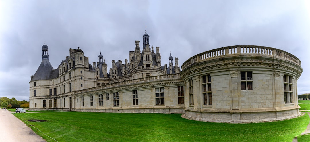 un-grand-batiment-avec-une-pelouse-verte-devant-lui-L8t2rOiB1Dc