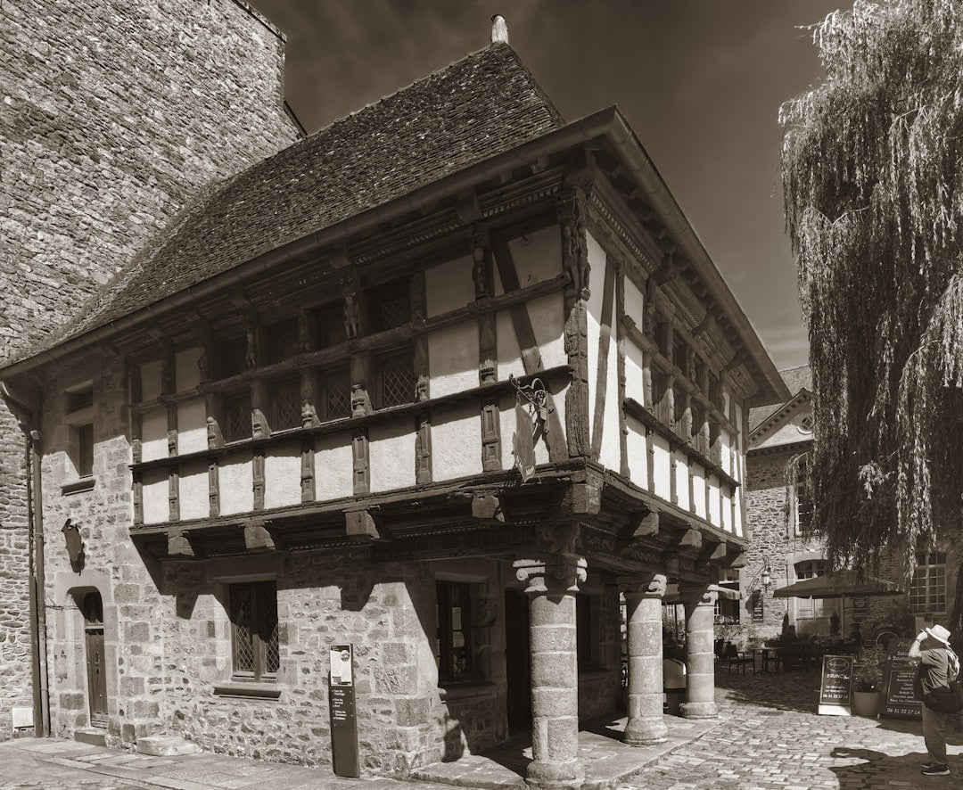 une-photo-en-noir-et-blanc-dun-batiment-AiGgyRvnx2A