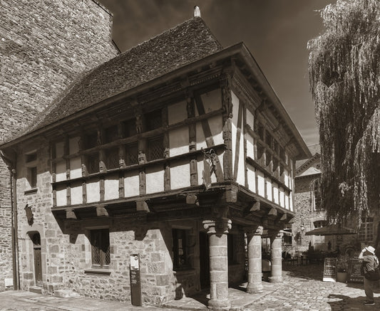 une-photo-en-noir-et-blanc-dun-batiment-AiGgyRvnx2A