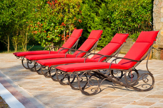une-rangee-de-chaises-longues-rouges-posees-sur-un-patio-en-pierre-Lg9L2_4Gack