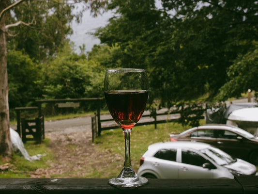 un-verre-de-vin-pose-sur-une-table-N0yC6Hr_wfw