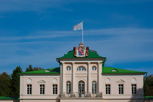 un-grand-batiment-surmonte-dun-drapeau-RdNL-Yj2_Jw