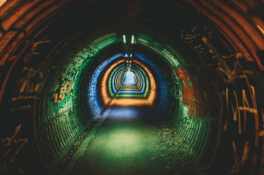 un-tunnel-avec-une-lumiere-au-bout-SmY8HVVjh0c