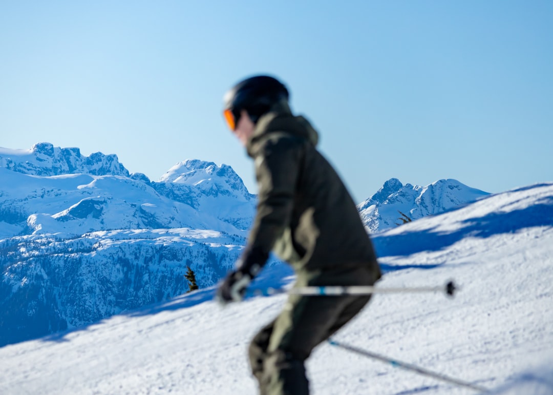 un-homme-descend-une-pente-enneigee-a-skis-6nejuXszloE