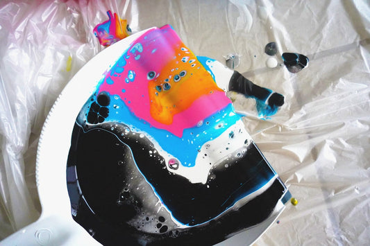 un-gateau-qui-se-trouve-sur-une-assiette-sur-une-table-6sSwAPh8JJQ