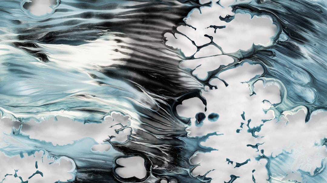 une-peinture-de-nuages-et-deau-avec-un-ciel-en-arriere-plan-R6_phh2p7mI
