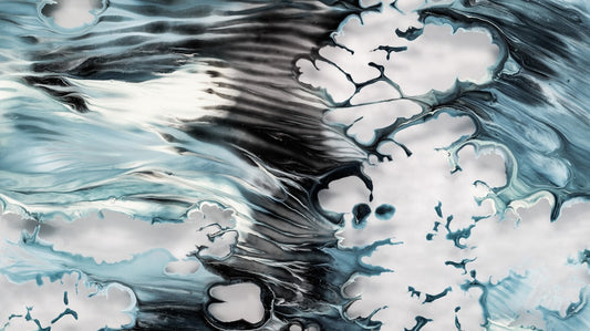 une-peinture-de-nuages-et-deau-avec-un-ciel-en-arriere-plan-R6_phh2p7mI