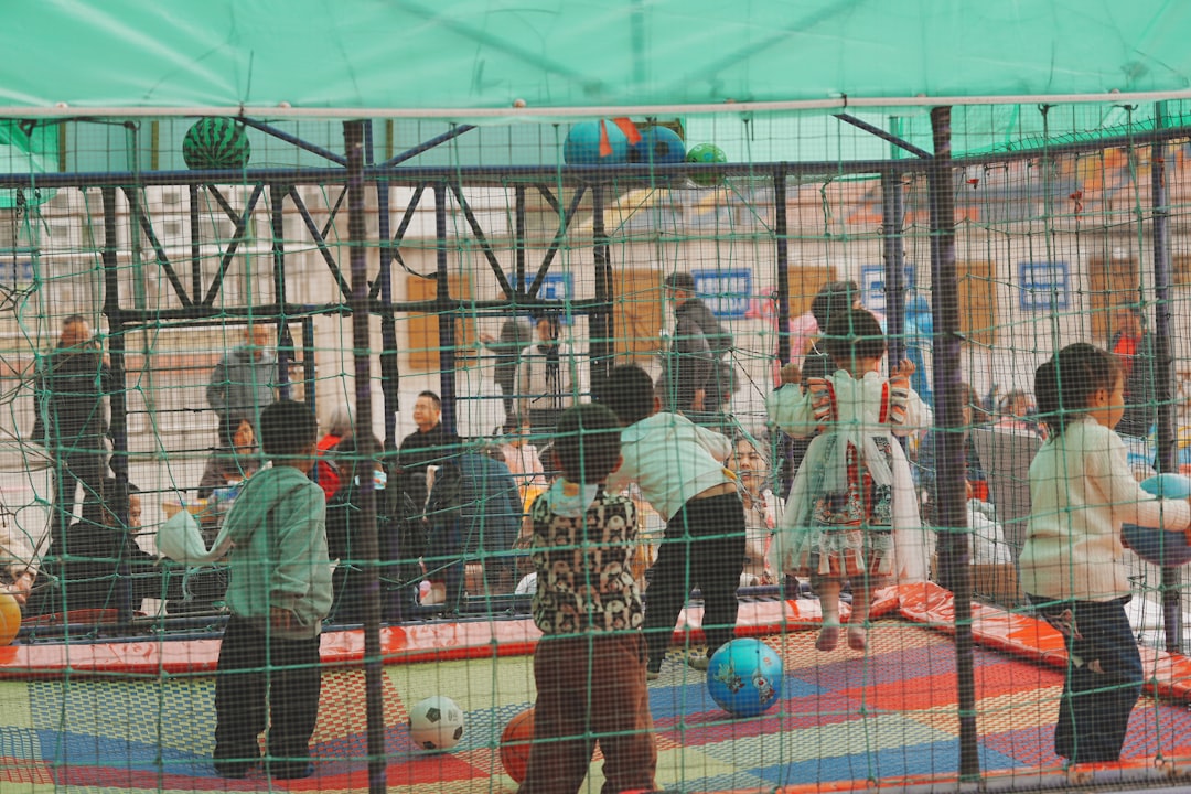 un-groupe-denfants-jouant-sur-un-trampoline-D4rI94zYLMw