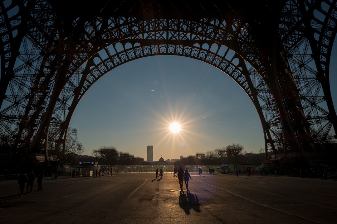 un-groupe-de-personnes-marchant-sous-la-tour-eiffel-FFPNCvs2fak