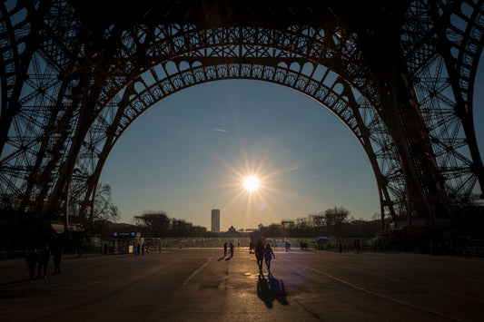 un-groupe-de-personnes-marchant-sous-la-tour-eiffel-FFPNCvs2fak