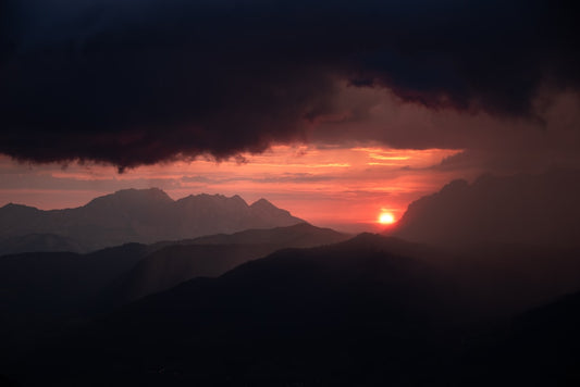 le-soleil-se-couche-sur-une-chaine-de-montagnes-rXeBH0YDuu8