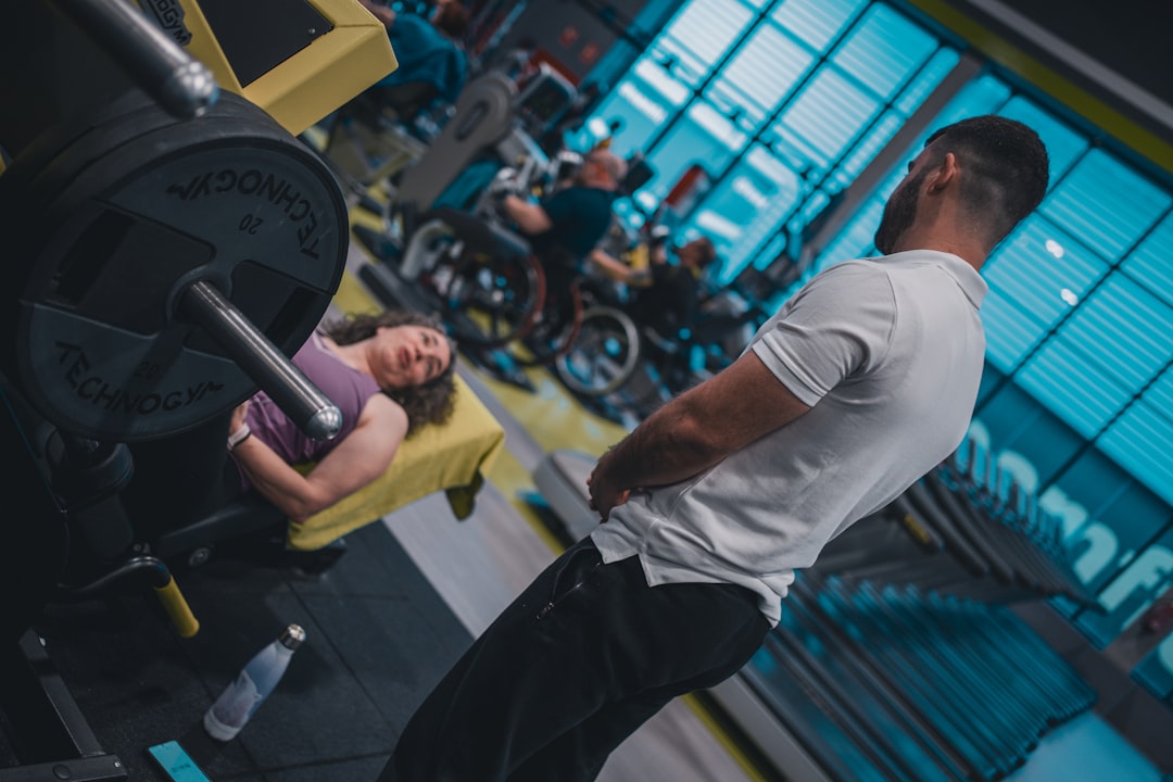 un-homme-et-une-femme-sentrainant-dans-une-salle-de-sport-9OELN3MpbfI