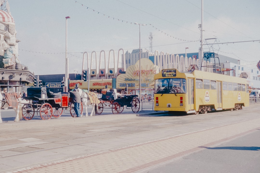 un-bus-jaune-roulant-dans-une-rue-a-cote-de-grands-immeubles-di01bXkBnrs