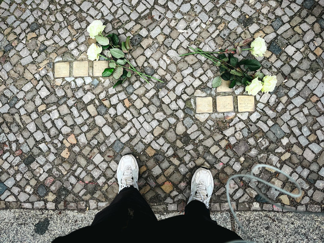 une-personne-debout-sur-un-trottoir-les-pieds-en-lair-xUsytsDKbes