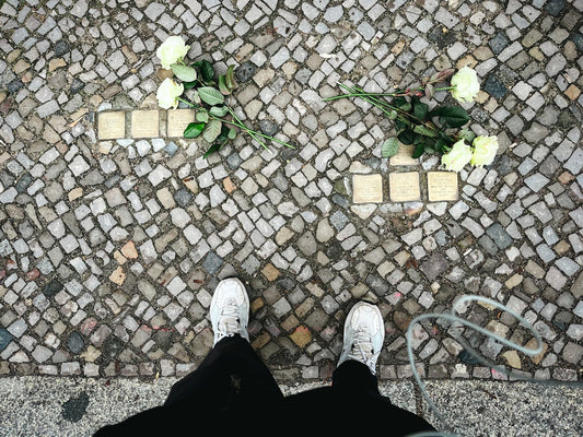 une-personne-debout-sur-un-trottoir-les-pieds-en-lair-xUsytsDKbes