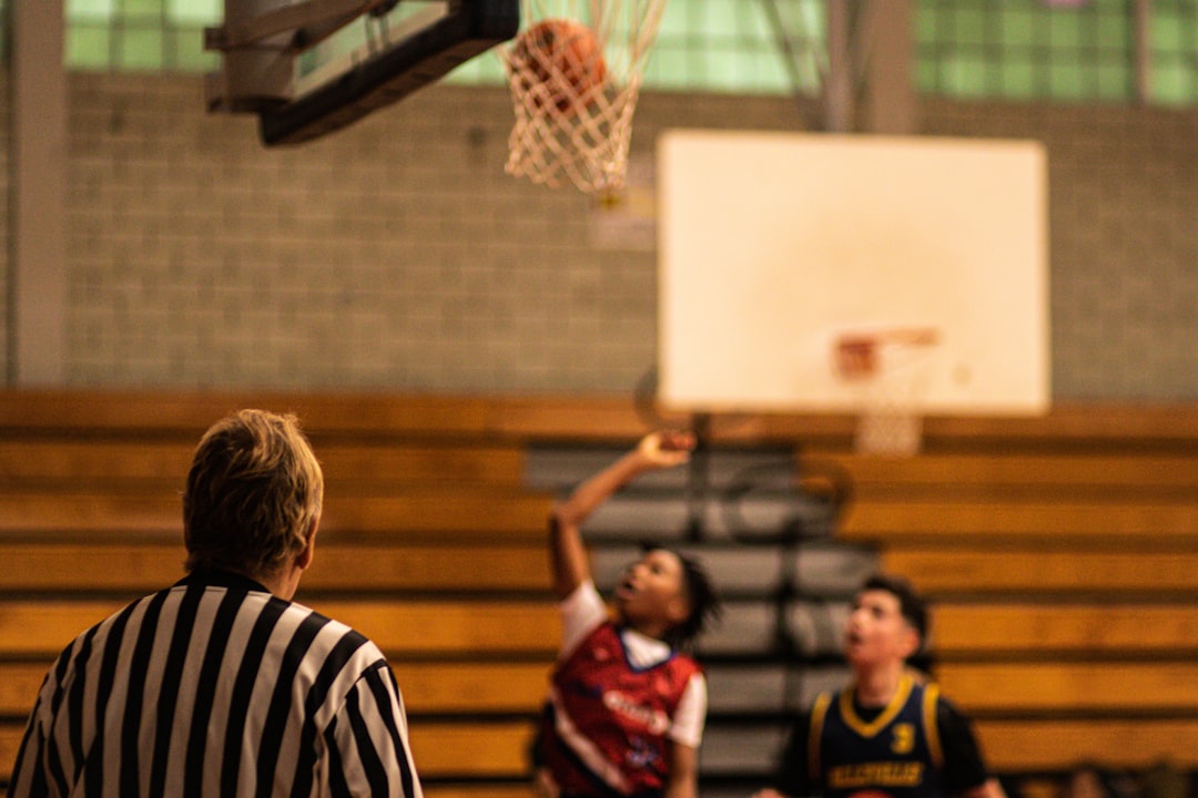 un-groupe-de-jeunes-hommes-jouant-un-match-de-basket-ball-PJteiFFjPWA
