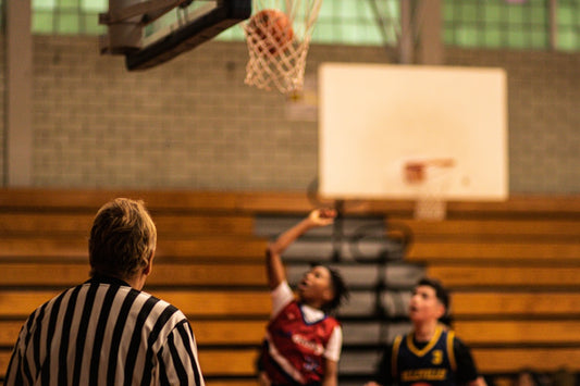 un-groupe-de-jeunes-hommes-jouant-un-match-de-basket-ball-PJteiFFjPWA