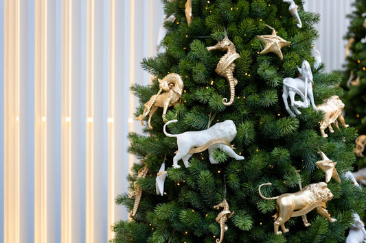 un-sapin-de-noel-decore-dornements-dores-et-blancs-GAzFfSvfz7E