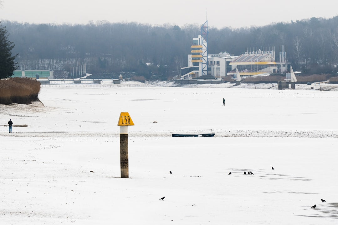 un-cone-de-signalisation-jaune-pose-au-milieu-dun-champ-enneige-9QBEGhjNfOs