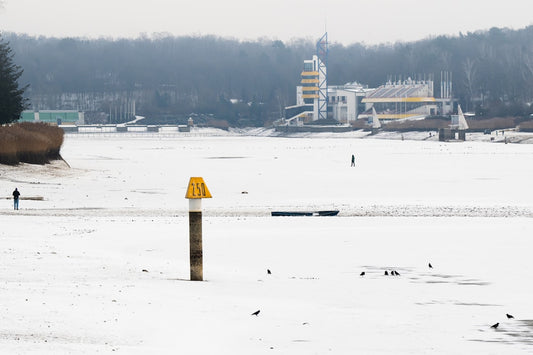 un-cone-de-signalisation-jaune-pose-au-milieu-dun-champ-enneige-9QBEGhjNfOs