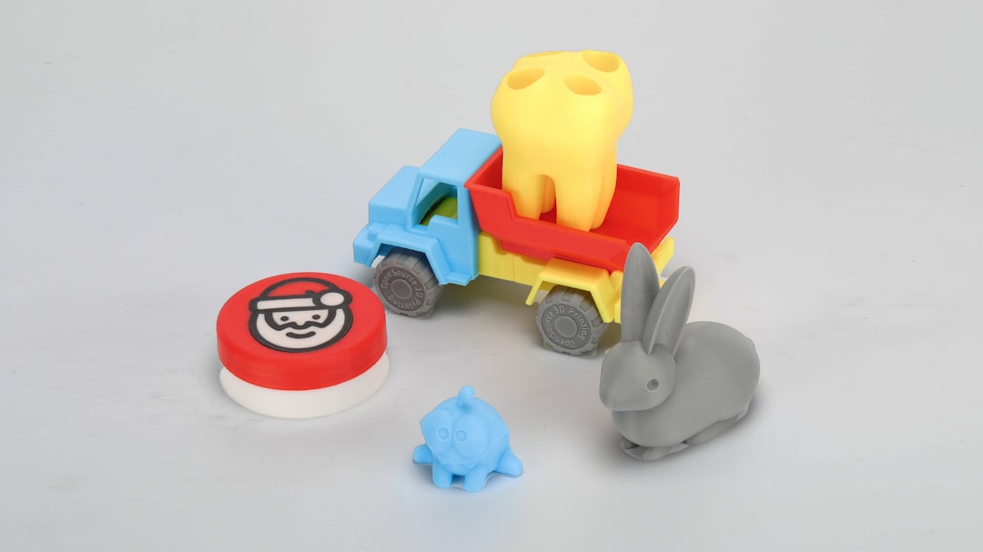un-petit-camion-jouet-avec-un-petit-elephant-en-peluche-U0DJO7ejiOw