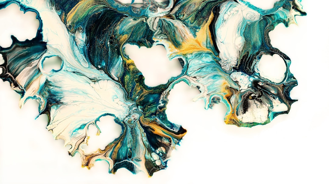une-oeuvre-dart-qui-se-trouve-sur-une-surface-blanche--pdhRM8fg1U