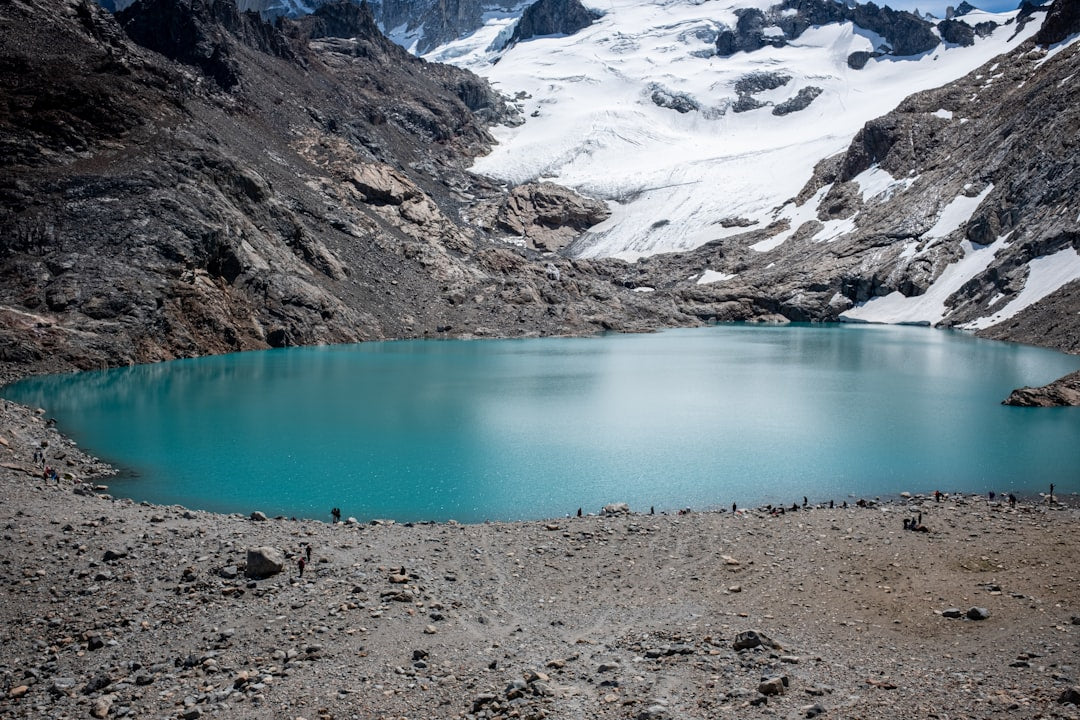 un-lac-de-montagne-entoure-de-montagnes-enneigees-yvNVcWIkRTg