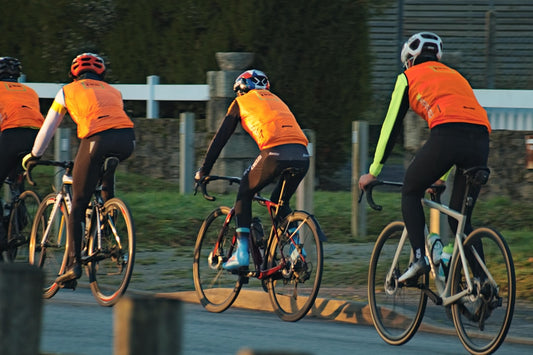 un-groupe-de-personnes-faisant-du-velo-dans-une-rue-T9r2gKiEDV4