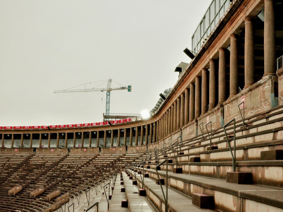 un-stade-rempli-de-nombreux-sieges-vides-2RzDmljAdlM