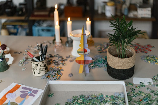 une-table-surmontee-de-nombreux-types-darticles-differents-rFerNI3jH48