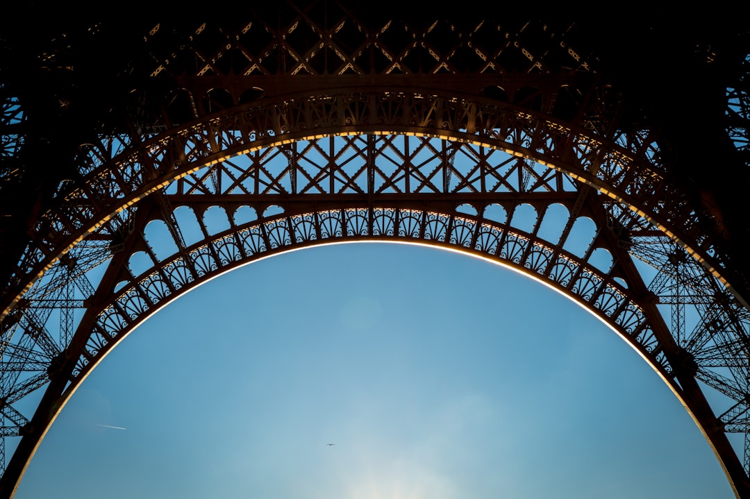 une-vue-du-sommet-de-la-tour-eiffel-eDg-7mmpTGA