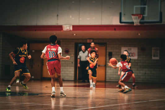 un-groupe-de-jeunes-hommes-jouant-un-match-de-basket-ball-FWzD14wvYO4